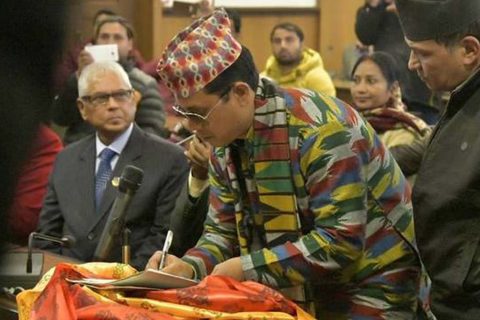 रेशम चौधरीले लिए थारू भाषामा शपथ