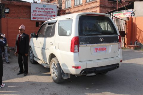 घोटालाको आशंकापछि  कांग्रेस नेताले फिर्ता गरे संसदले दिएको गाडी