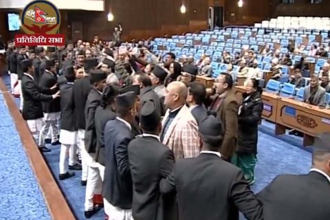 काँग्रेसले नाराबाजी गरेपछि संसद बैठक १५ मिनेटको लागि स्थगित