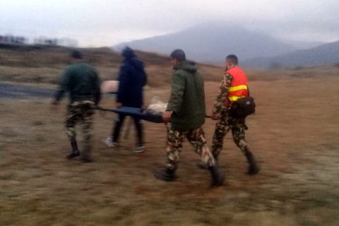 ताप्लेजुङ हेलिकप्टर दुर्घटना : यसरी पोको पारेर ल्याईयो शव (तस्वीरहरु)