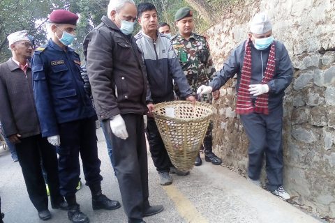 प्रदेश ५ स्थापना दिवस:सबै मन्त्रि सडक सरसफाईमा, मुख्यमन्त्रि पोखरेलले एक घण्टा सफाई गरे