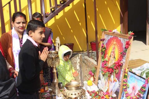 सरस्वती पूजामा विद्यार्थीहरु, अक्षर सिक्दै नानीबाबुहरु (तस्वीरहरु)