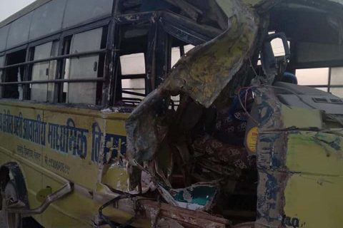 रौतहटमा स्कूल बस र ट्रक ठोक्किँदा बालिकाको मृत्यु, १० घाइते