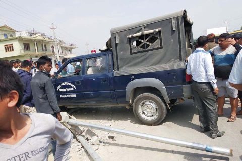 प्रहरीको गाडीले दियो सर्वसाधारणलाई ठक्कर, प्रहरीसहित ४ जना घाईते