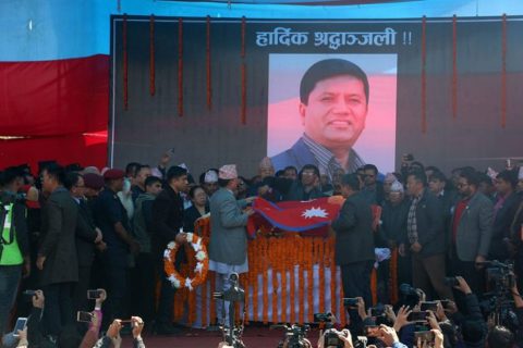 पोखरामा श्रद्धाञ्जलीसभा : उपप्रधानमन्त्रीले ओडाए राष्ट्रिय झण्डा