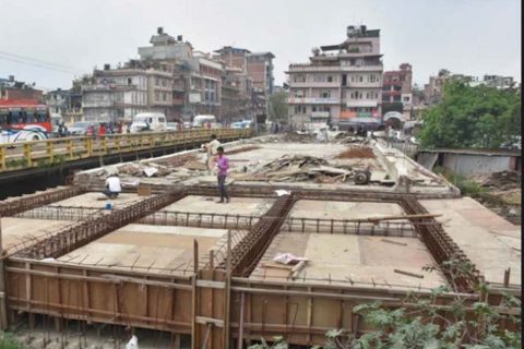 पप्पु कन्स्ट्रक्सनले राजधानीमै बनाएको २० करोडको पुलमा गाडी चल्न सकेन