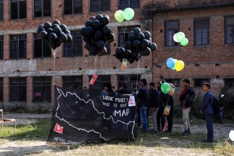भारतको विरोधमा नेविसंघले उडायो कालो बेलुन