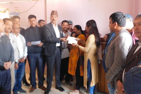 पश्चिमाञ्चल समितिद्धारा व्यवसायीलाई १२ लाख सहयोग रकम प्रदान
