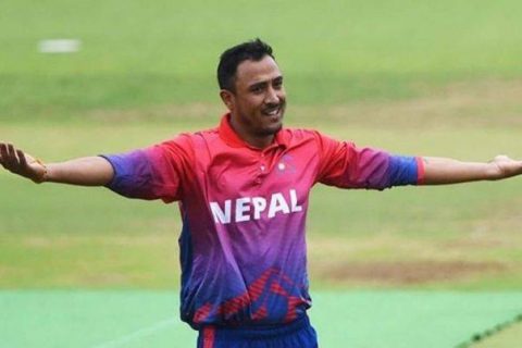 बंगलादेशविरुद्धको खेलमा नेपालका पारस खड्काले तीन विकेट
