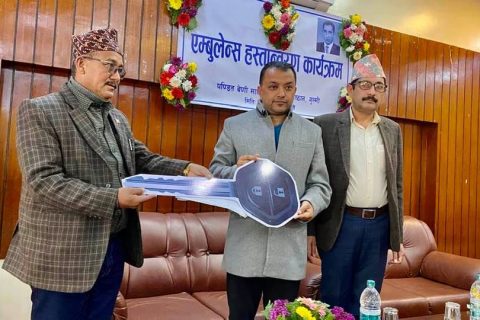 पूर्वस्वास्थ्य मन्त्री थापाद्वारा गुल्मीको हेल्थपोष्टलाई एम्बुलेन्स हस्तान्तरण