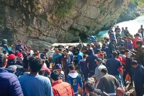बागलुङको बडिगाडमा जीप दुर्घटना हुँदा १४ जनाको मृत्य