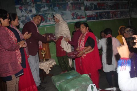 शिखर देउराली आमा समूहद्वारा स्वीटर वितरण
