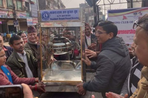 बिपन्न कुर्मीलाई लायन्स क्लव अफ बुटवल युथद्वारा पपकर्न मेसिन प्रदान