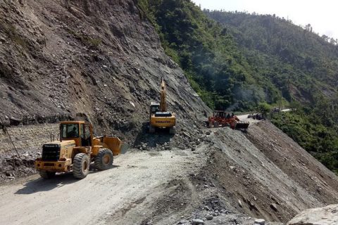 नारायणगढ मुग्लिन सडकखण्डमा पहिरो खसेपछि सडक एकतर्फी सञ्चालनमा
