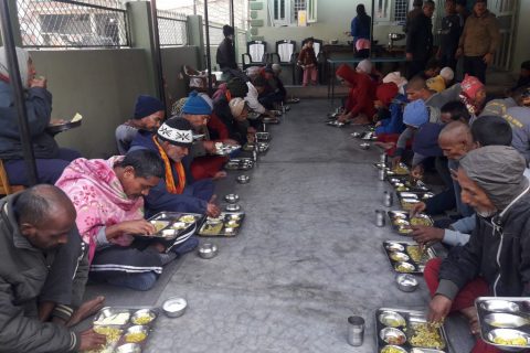 सार्वजनिक सरोकार संघद्वारा आश्रममा बस्नेहरुलाई खाना