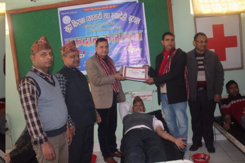 खुद्रा किराना व्यवसायी संघ रुपन्देहीद्धारा रक्तदान