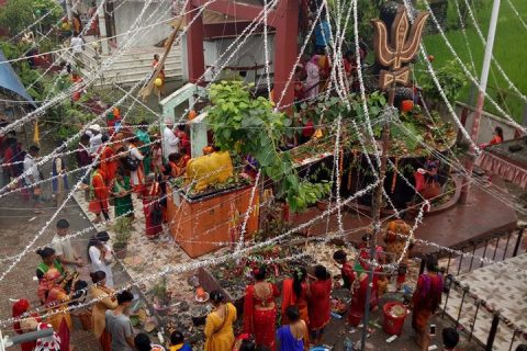 यस क्षेत्रको शिवालायमा मन्दिरहरुमा बिहानै देखि दर्शनार्थीहरुको भिड