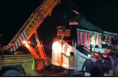 दिल्लीबाट बिहार गइरहेको बस ट्रकसँग ठोक्किँदा १४ को मृत्यु