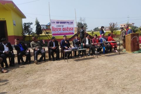 भिआईपी ग्रुपद्धारा विश्व शान्ति सामुदायिक आधारभूत विद्यालयमा ट्रयाक शुट वितरण