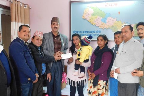 पश्चिमाञ्चल यातायात समितिद्धारा चालक र सहचालकको दुर्घटना वीमाको रकम परिवारलाई प्रदान
