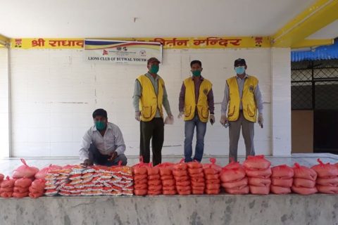 दैनिक ज्याला मजदुरी गरी खाने परिवारलाई लायन्स बुटवल युथद्वारा खाद्यान्न वितरण