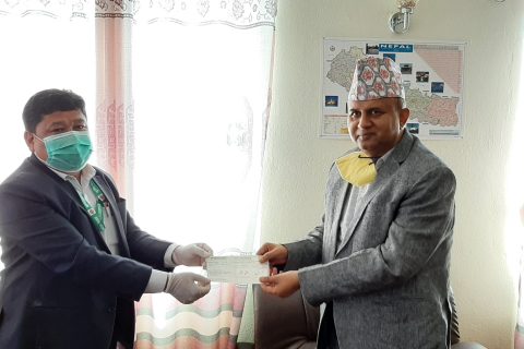 कृषि विकास बैंक लि भैरहवाद्धारा कोरोना राहत कोषको लागि मुख्य मन्त्रीलाई चेक हस्तान्तरण ।