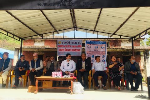 व्यापार संघद्वारा विद्यालयमा माक्स तथा साबुन वितरण