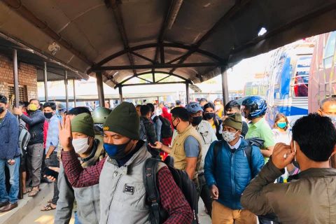 बुटवलबाट बाहिरिनेको भिड (फोटो फिचर)