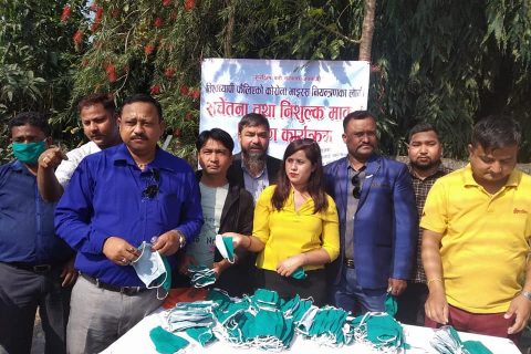 स्वतन्त्र सिलाई व्यवसायी द्धारा निःशुल्क माक्स वितरण