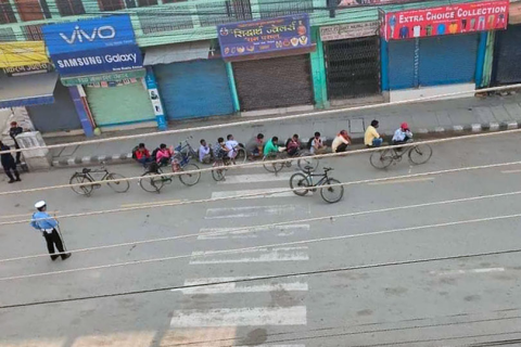 लकडाउनमा साइकल चलाउनेलाई प्रहरीले ‘मुर्गा’ बनायो