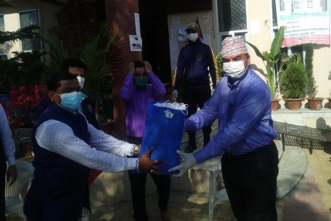 सुनचाँदी व्यवसायीद्धारा  तिलोत्तमा नगरपालिकालाई दुई हजार मास्क प्रदान