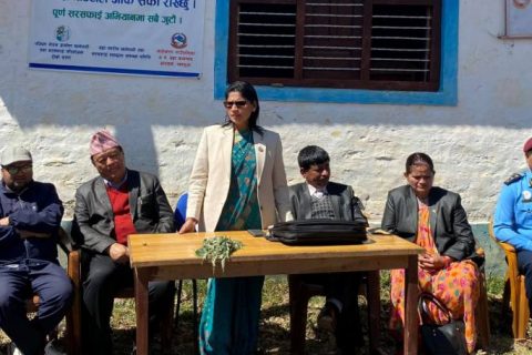 मन्त्री अर्यालद्वारा असिना पानीले पुर्‍याएकाे क्षतिकाे स्थलगत निरीक्षण, विचलित नहुन आग्रह
