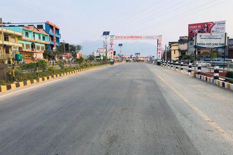 तिलोत्तमाले लकडाउनबाट प्रभावित परिवारलाई राहात वितरण गर्दै
