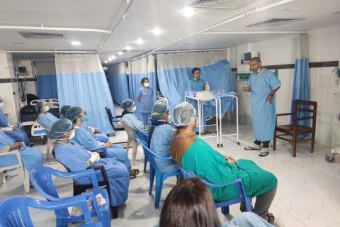 चिकित्सक र स्वास्थ्यकर्मीहरुलाई तालिम दिंदै प्रदेश सरकार