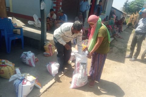 समाजसेबी बुद्धीराम बेलदारद्धारा बिपन्न परिवारलाई  खाद्यान्न बितरण