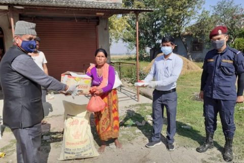 सैनामैना वडा न.४ का अति विपन्न परिवारलाई खाधन्न सामाग्री प्रदान