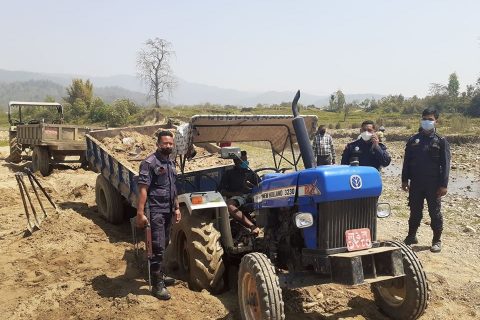 लकडाउनको बेला सैनामैनाको एक खोलाबाट बालुवा दोहन,दुई ट्याक्टर प्रहरी नियन्त्रणमा