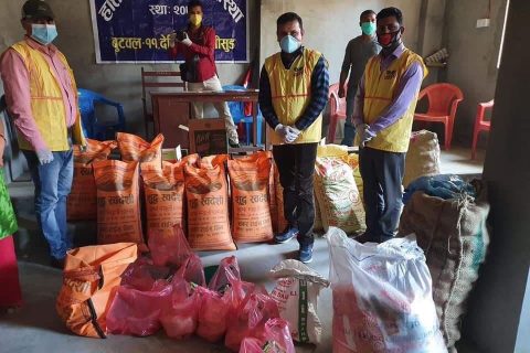 सुकुम्बासी बस्तीका ७० परिवारलाई शान्ति समाज रुपन्देहीद्वारा राहत बितरण
