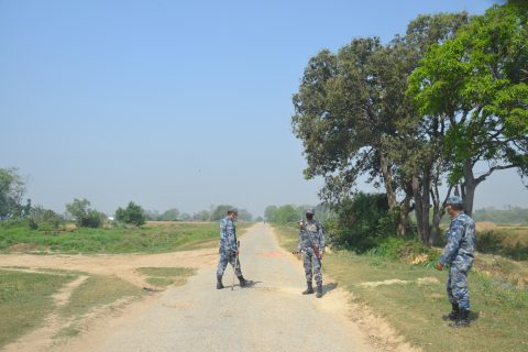 रुपन्देहीको सीमावर्ती भारतीय गाउँमा कोरोना संक्रमण भेटिएपछि  नेपाल प्रवेश गर्ने सीमामा कडाइ
