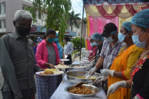 भैरहवामा नयाँगाउँ–रानीगाउँ युवा समाज पक्लिहवाद्धारा निशुल्क खाना वितरण