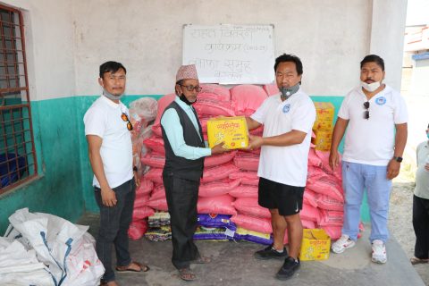 लाफा समुहद्धारा एक सय घरलाई खाद्यान्न वितरण