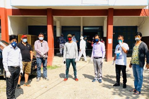 क्वारेन्टाइनका कर्मचारी र प्रहरीलाई युवाहरुले प्रदान गरे सुरक्षा सामग्री