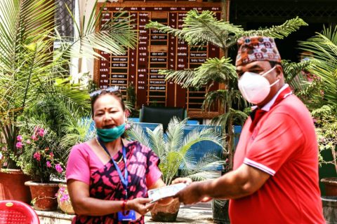 झरना स्पोर्ट्स क्लबद्वारा राहतकोषमा १ लाख १ हजार सहित ८ सय किलो खाद्यान्न सहयोग