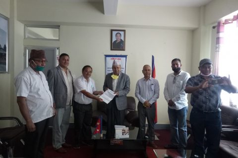 निर्माण व्यवसायी द्धारा १३ लाख सहयोग