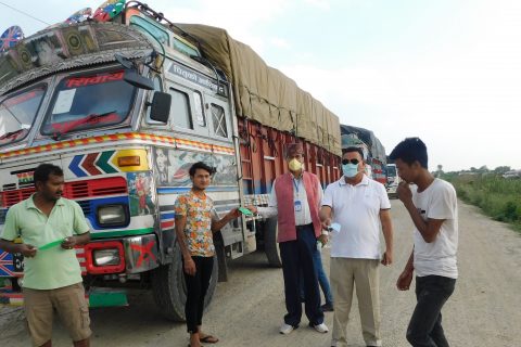 ट्रकका चालक र सहचालकलाई मास्क प्रदान