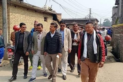 सभापति शाहद्धारा घर जलेका परिवारलाई आर्थिक तथा खाद्यन्न सहयोग