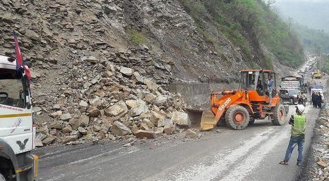 जलबिरेमा पहिरो खस्यो,