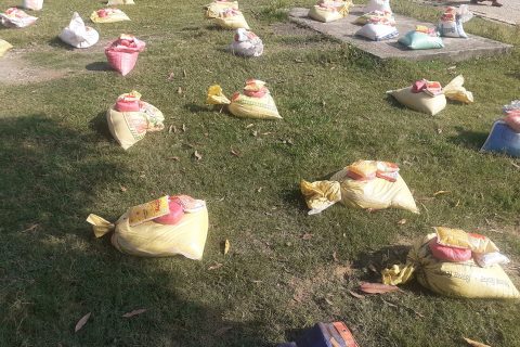 कल्याणकारी आमा समूह र रुद्रपुर युवा क्लवद्धारा कञ्चनमा राहत बितरण
