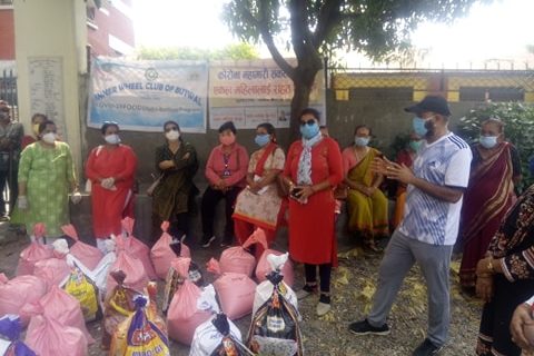 मजदुर एकल महिलालाई राहत वितरण