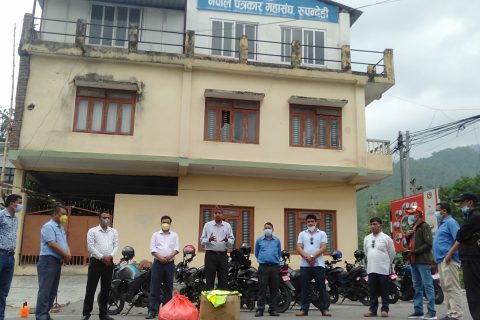 पूर्वअर्थमन्त्री पौडेलद्धारा रुपन्देहीका पत्रकारलाई सुरक्षा सामाग्री प्रदान